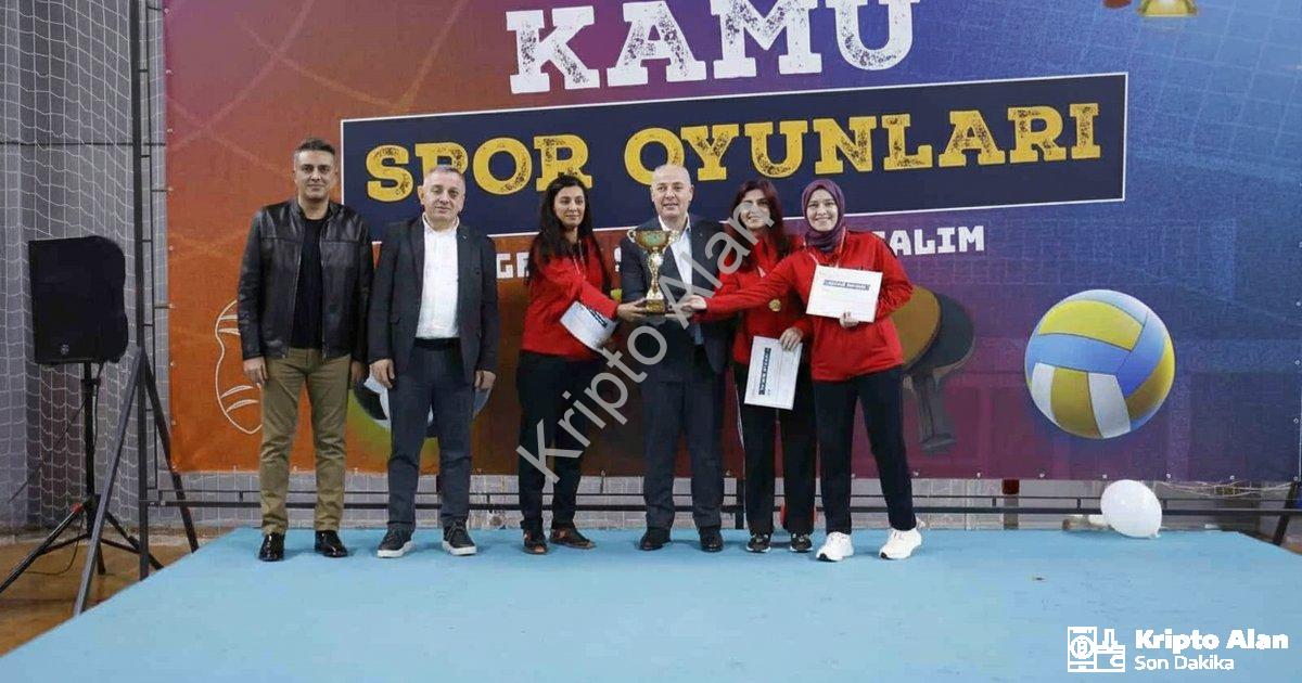 "Kamu Spor Oyunları’nda şampiyonlar kupalarını Denizli’de aldı" başlıklı haber için fotorealistik, p