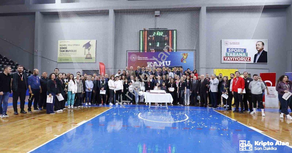 KAMU ÇALIŞANLARINI BULUŞTURAN KAMU SPOR OYUNLARI, VALİ RECEP YAZICIOĞLU SPOR SALONU’NDAKİ FİNAL MAÇLARIYLA TAMAMLANDI. TOPLAM 449 KAMU ÇALIŞANININ KATILDIĞI ORGANİZASYONDA DÖRT AYRI BRANŞTA ŞAMPİYON OLAN TAKIMLAR KUPALARINI DENİZLİ VALİSİ ÖMER FARUK COŞKUN’UN ELİNDEN ALDI.