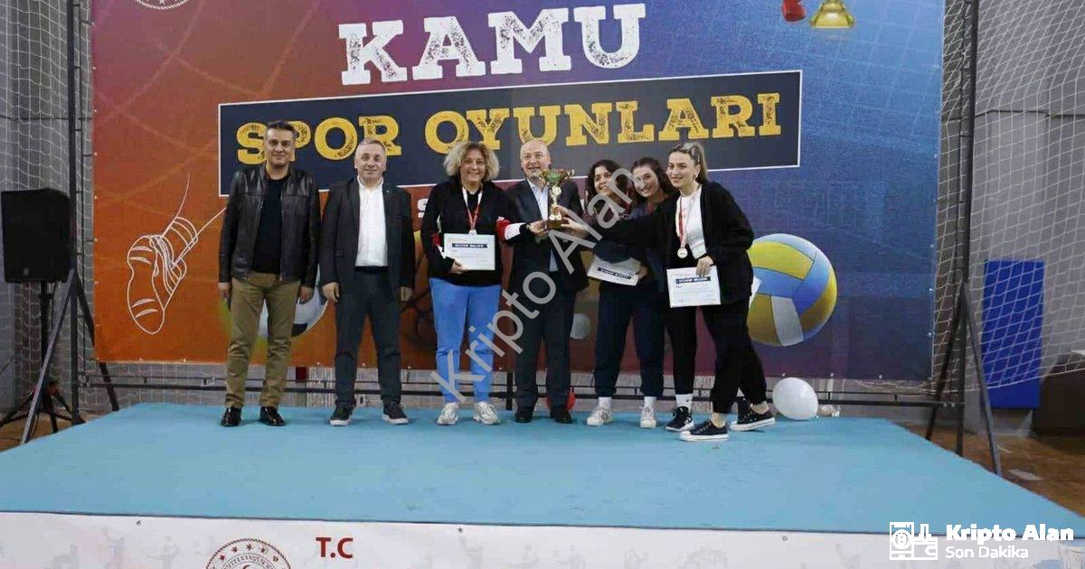 KAMU ÇALIŞANLARINI BULUŞTURAN KAMU SPOR OYUNLARI, VALİ RECEP YAZICIOĞLU SPOR SALONU’NDAKİ FİNAL MAÇLARIYLA TAMAMLANDI. TOPLAM 449 KAMU ÇALIŞANININ KATILDIĞI ORGANİZASYONDA DÖRT AYRI BRANŞTA ŞAMPİYON OLAN TAKIMLAR KUPALARINI DENİZLİ VALİSİ ÖMER FARUK COŞKUN’UN ELİNDEN ALDI.