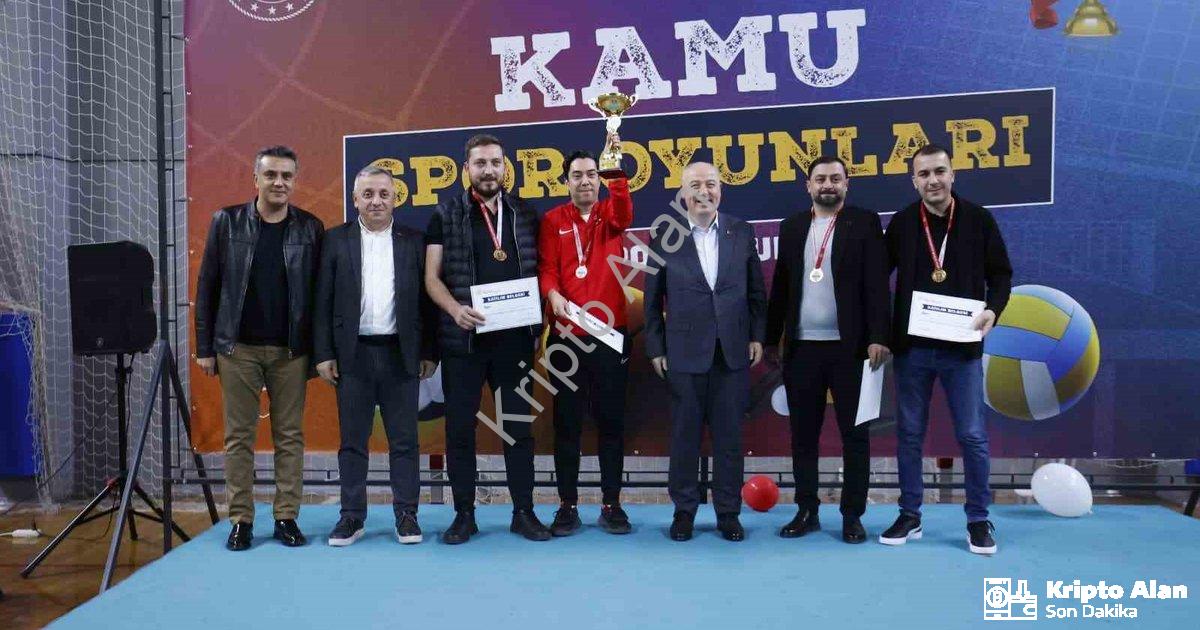 KAMU ÇALIŞANLARINI BULUŞTURAN KAMU SPOR OYUNLARI, VALİ RECEP YAZICIOĞLU SPOR SALONU’NDAKİ FİNAL MAÇLARIYLA TAMAMLANDI. TOPLAM 449 KAMU ÇALIŞANININ KATILDIĞI ORGANİZASYONDA DÖRT AYRI BRANŞTA ŞAMPİYON OLAN TAKIMLAR KUPALARINI DENİZLİ VALİSİ ÖMER FARUK COŞKUN’UN ELİNDEN ALDI.