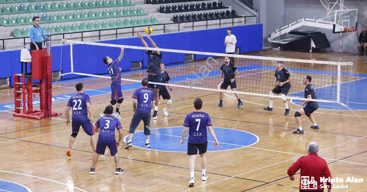 KAMU ÇALIŞANLARINI BULUŞTURAN KAMU SPOR OYUNLARI, VALİ RECEP YAZICIOĞLU SPOR SALONU’NDAKİ FİNAL MAÇLARIYLA TAMAMLANDI. TOPLAM 449 KAMU ÇALIŞANININ KATILDIĞI ORGANİZASYONDA DÖRT AYRI BRANŞTA ŞAMPİYON OLAN TAKIMLAR KUPALARINI DENİZLİ VALİSİ ÖMER FARUK COŞKUN’UN ELİNDEN ALDI.