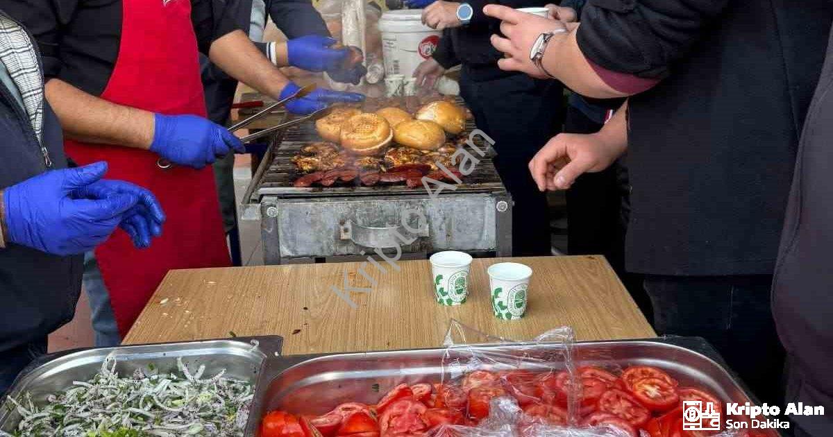 "Şuhut Anadolu Lisesi’nden Gazze için anlamlı hayır çarşısı" başlıklı haber için fotorealistik, prof