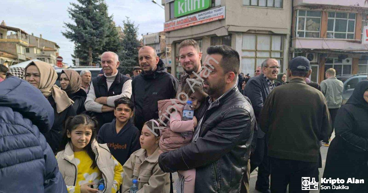 "Şuhut'ta Umre Heyecanı: Kutsal Topraklara Duygusal Veda" başlıklı haber için fotorealistik, profesy