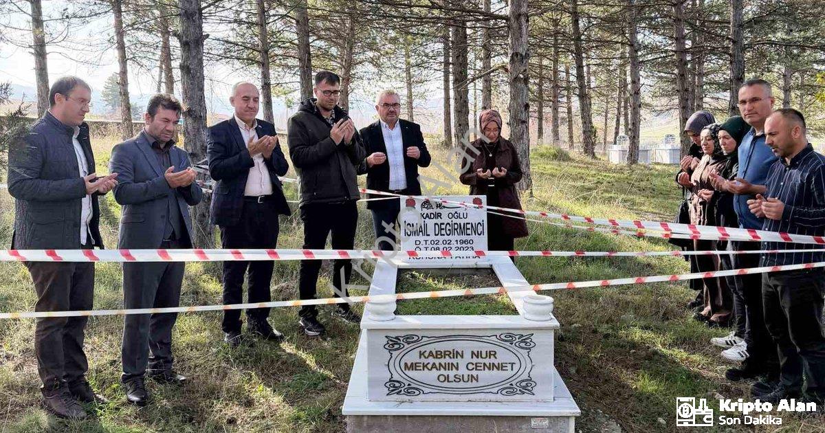 "Hisarcık'ta Eğitimcilerden Duygusal Vefa: Merhum Müdür Unutulmadı" başlıklı haber için fotorealisti