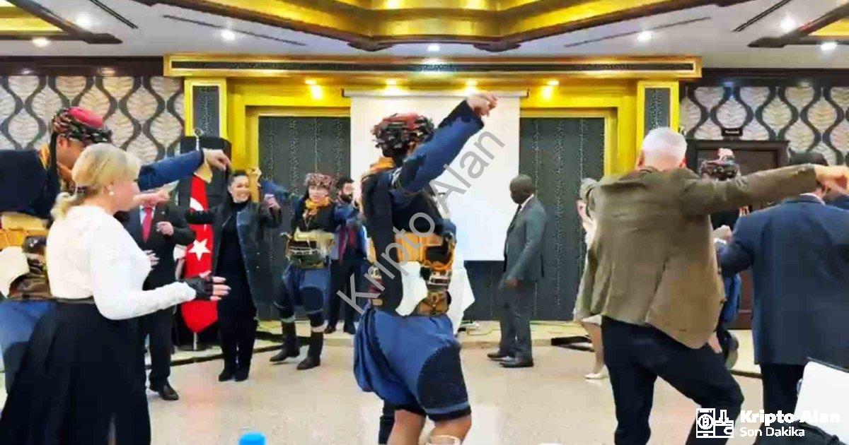 "İzmir'de Kültürel Şölen: Büyükelçiler Sağlık Turizmi Zirvesinde Zeybek Oynadı" başlıklı haber için