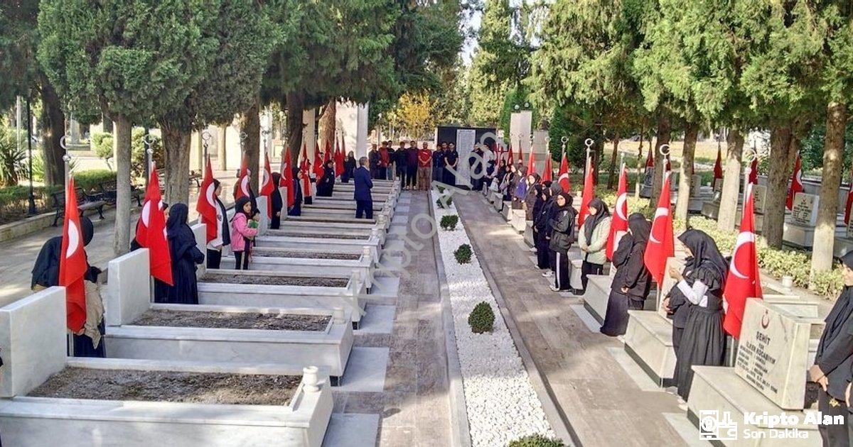 "Denizli'de Duygusal 24 Kasım Töreni: Şehit Öğretmenler Dualarla Anıldı" başlıklı haber için fotorea