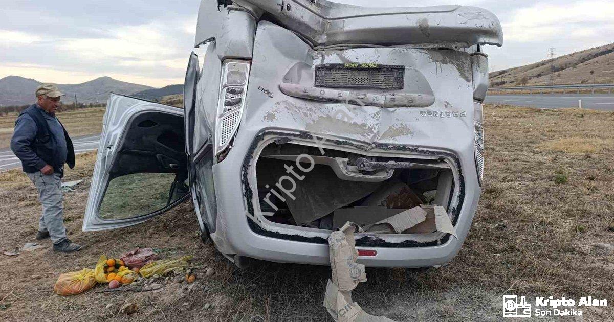"Afyonkarahisar'da Korkutan Kaza: Araç Refüje Uçtu, 7 Yaralı" başlıklı haber için fotorealistik, pro
