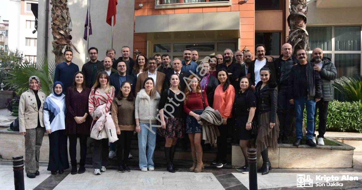 "Manisa TSO'dan Proje Okuluna Anlamlı Öğretmenler Günü Kutlaması" başlıklı haber için fotorealistik,