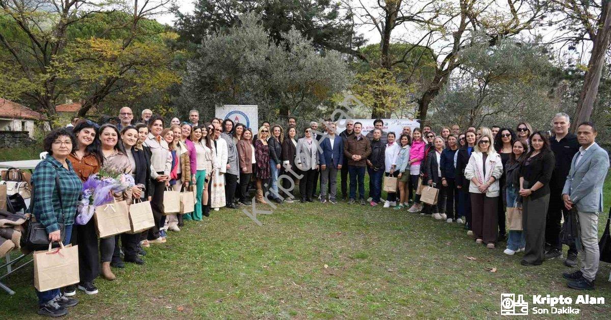 "Muğla'da Öğretmenler Kültürel Mirasla Kucaklaştı: Ok Atıp Zeytin Kırdılar" başlıklı haber için foto