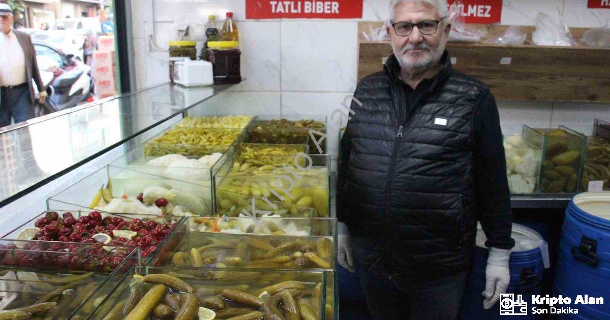 "50 Yıllık Turşu Ustasından Meydan Okuma: 'Grip Olana Masraflar Benden!'" başlıklı haber için fotore