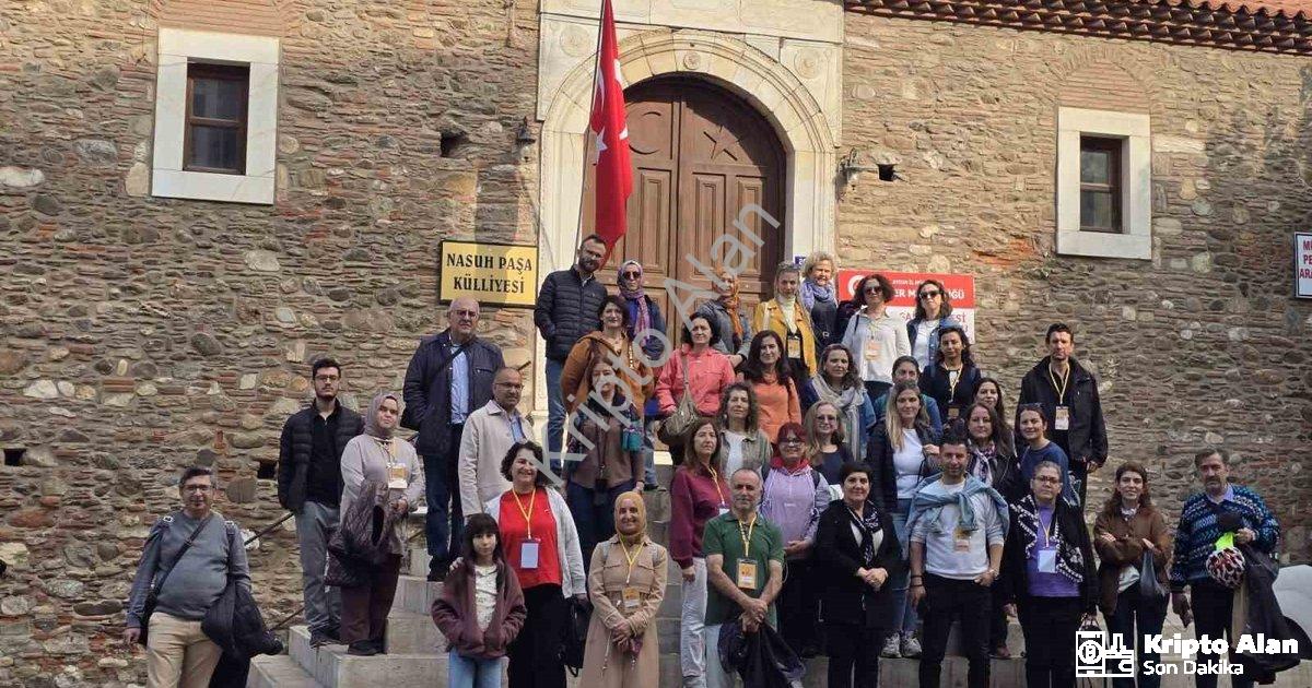 "Eğitimciler Aydın'ın Bin Yıllık Tarihine Tanıklık Etti" başlıklı haber için fotorealistik, profesyo