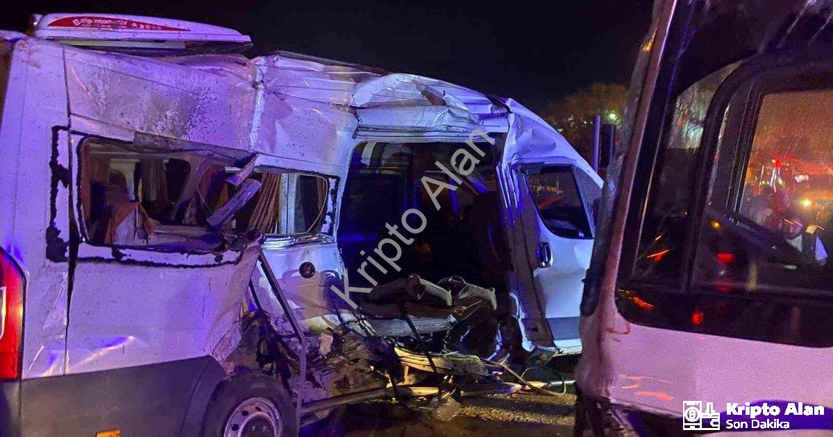 "Kemalpaşa'da Korkutan Kaza: İki İşçi Servisi Çarpıştı, 15 Yaralı" başlıklı haber için fotorealistik