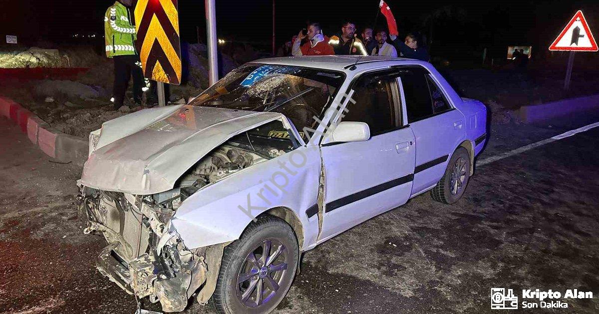 "Uşak'ta Kavşak Faciası: Aralarında Bebek de Var, 10 Yaralı!" başlıklı haber için fotorealistik, pro