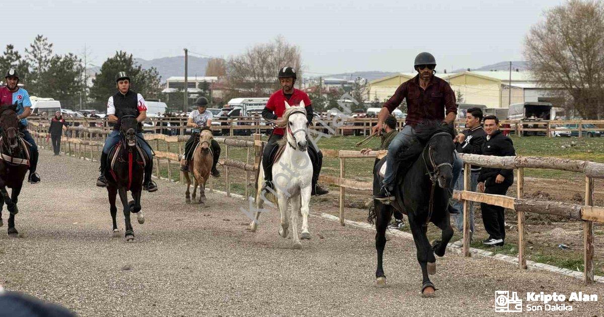 "Tavşanlı'da Nefes Kesen Rahvan At Yarışları Heyecanı Yaşandı" başlıklı haber için fotorealistik, pr