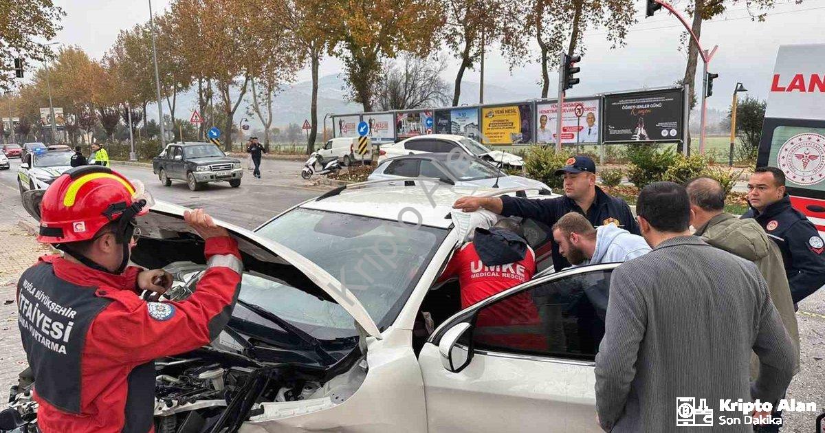 "Muğla Menteşe'de Korkutan Kaza: Kırmızı Işık İhlali 2 Yaralı" başlıklı haber için fotorealistik, pr