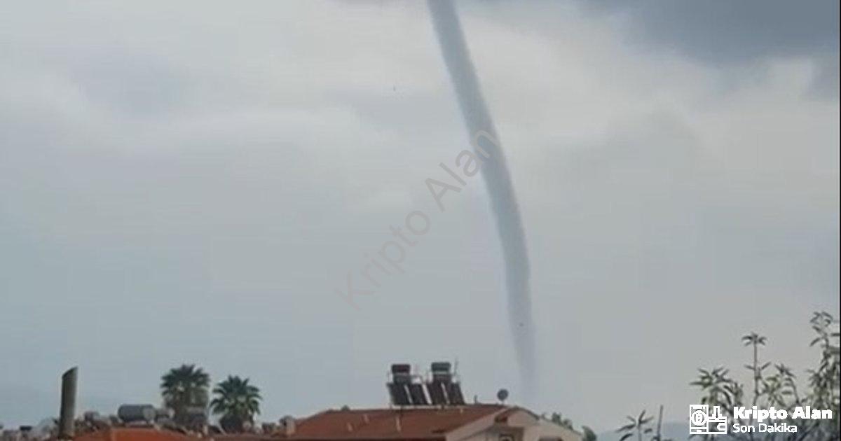 "Marmaris'te Korkutan Anlar: Denizden Yükselen Hortum Kamerada!" başlıklı haber için fotorealistik,