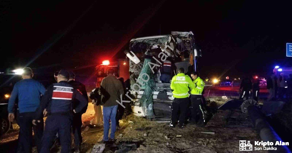 "Denizli'de Korkutan Kaza: Yolcu Otobüsü ile Minibüs Çarpıştı!" başlıklı haber için fotorealistik, p