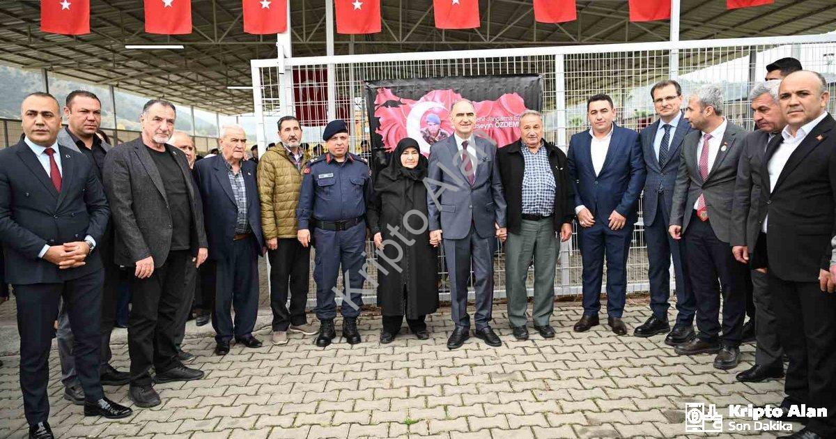 "Manisa'da Vefa Buluşması: Vali Özkan Şehit Aileleriyle Kucaklaştı" başlıklı haber için fotorealisti