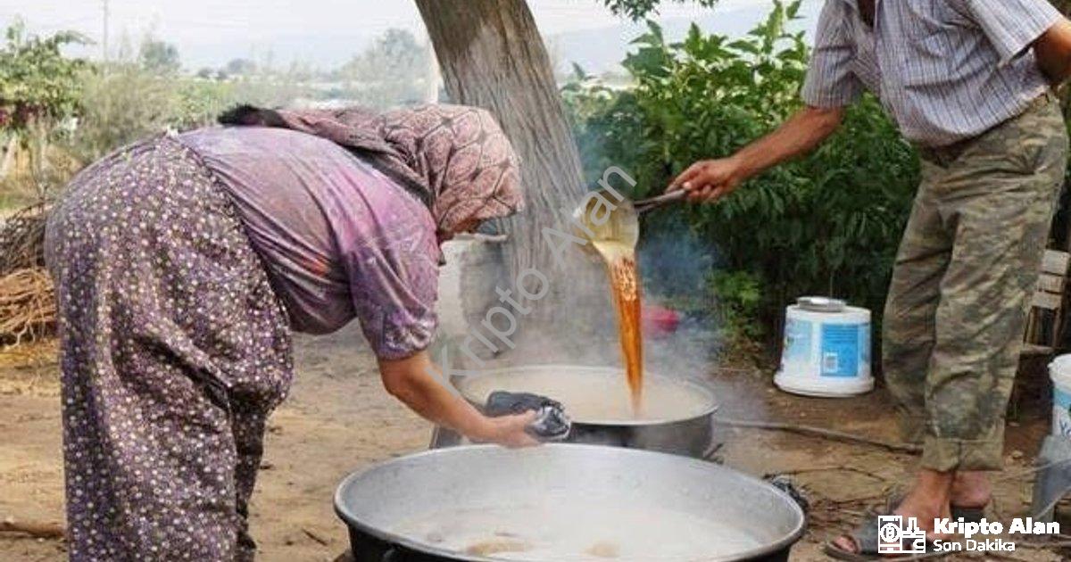"Sarıgöl'de Asırlık Lezzet: Ev Yapımı Pekmez Geleneği Can Buluyor" başlıklı haber için fotorealistik