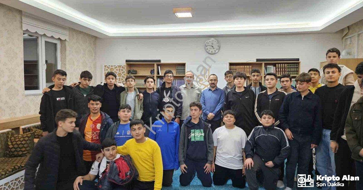 "Emirdağ'da Gençler İçin Anlamlı Buluşma: Lise ve Diyanet El Ele" başlıklı haber için fotorealistik,