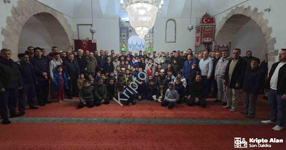 "Kütahya'da Gençler Maneviyat ve Teknolojiyle Buluştu" başlıklı haber için fotorealistik, profesyone