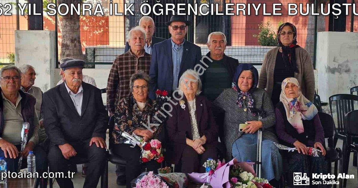 "62 Yıl Sonra İlk Öğrencileriyle Buluştu" başlıklı haber için fotorealistik, profesyonel bir haber g