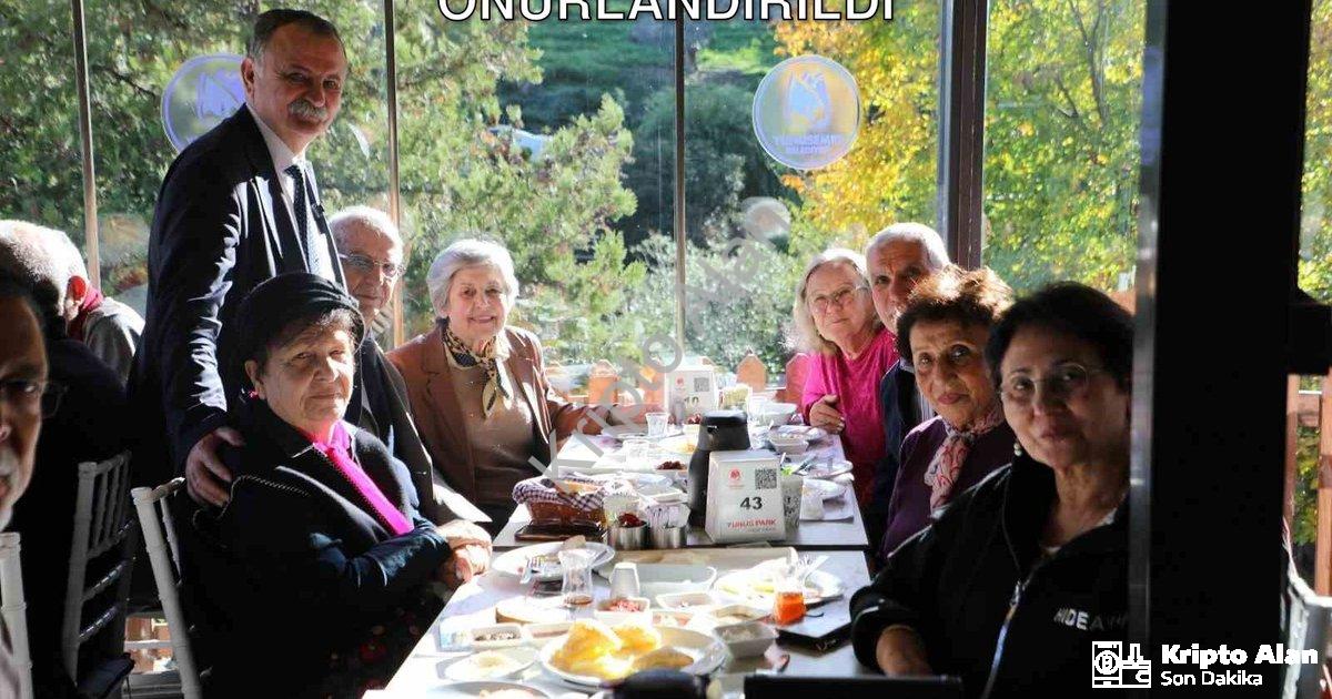 "Yunusemre'de Emekli Öğretmenler Onurlandırıldı" başlıklı haber için fotorealistik, profesyonel bir