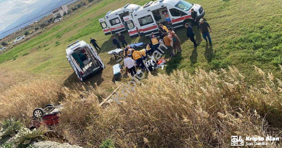 "Manisa'da Araç Tarlaya Savruldu: 5 Kişi Yaralandı" başlıklı haber için fotorealistik, profesyonel b