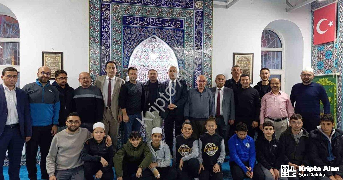 "Emirdağ Müftülüğünden Öğretmenlere Özel Sabah Programı" başlıklı haber için fotorealistik, profesyo