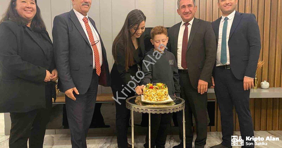 "Menteşe’de Öğretmenlere Unutulmaz Kutlama Sürprizi" başlıklı haber için fotorealistik, profesyonel