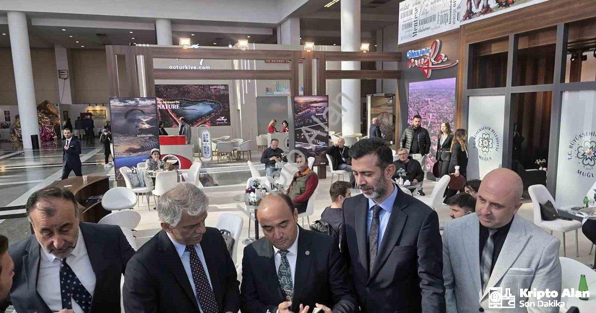 "Muğla, Travelexpo Ankara Turizm Fuarı’nda İlgi Odağı Oldu" başlıklı haber için fotorealistik, profe