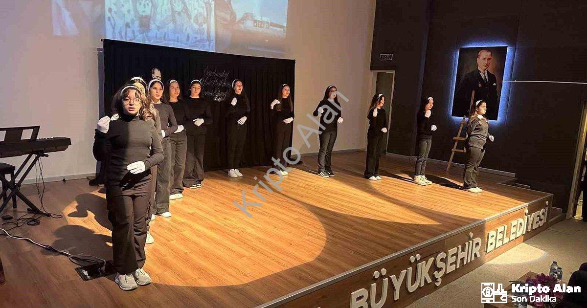 "Sarıgöl’de 24 Kasım Öğretmenler Günü Coşkuyla Kutlandı" başlıklı haber için fotorealistik, profesyo