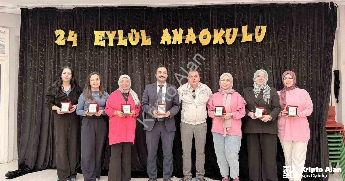 "Muhtardan 24 Kasım’da Öğretmenlere Plaketli Sürpriz" başlıklı haber için fotorealistik, profesyonel