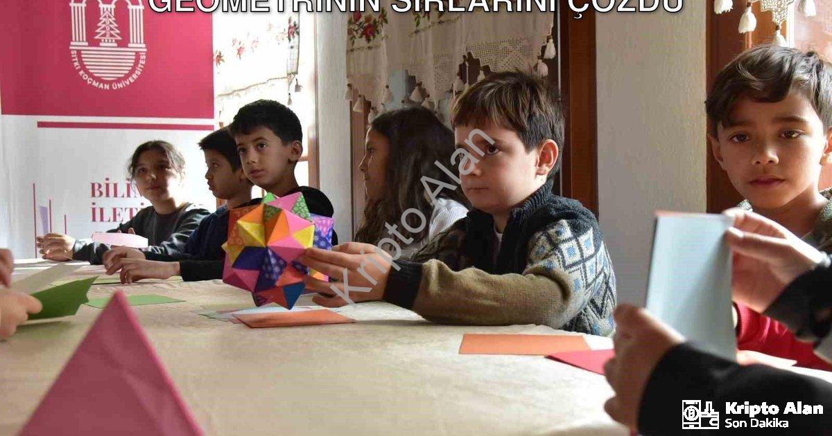 "Muğla'da Çocuklar Origami Sanatıyla Geometrinin Sırlarını Çözdü" başlıklı haber için fotorealistik,