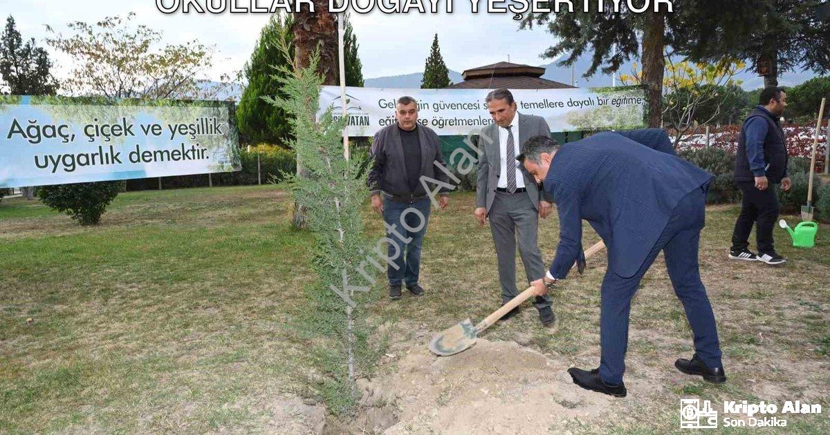 "Denizli'de Yeşeren Eller Hareketi: Okullar Doğayı Yeşertiyor" başlıklı haber için fotorealistik, pr