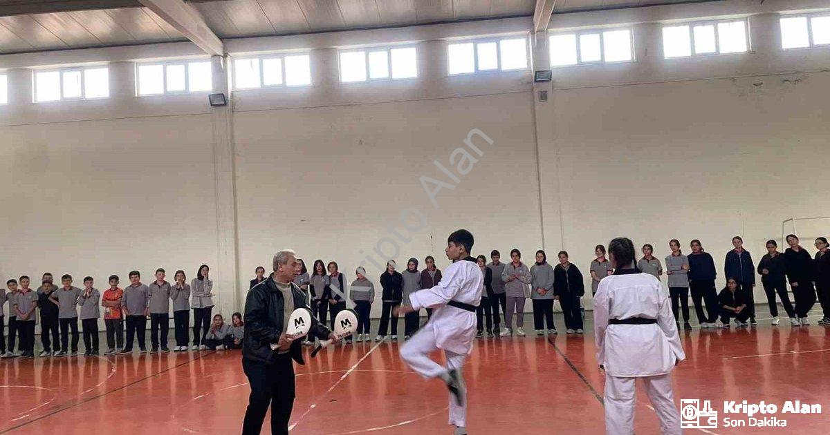 "Pazarlar Spor Lisesi Öncülüğünde Dev Spor Seferberliği Başladı" başlıklı haber için fotorealistik,